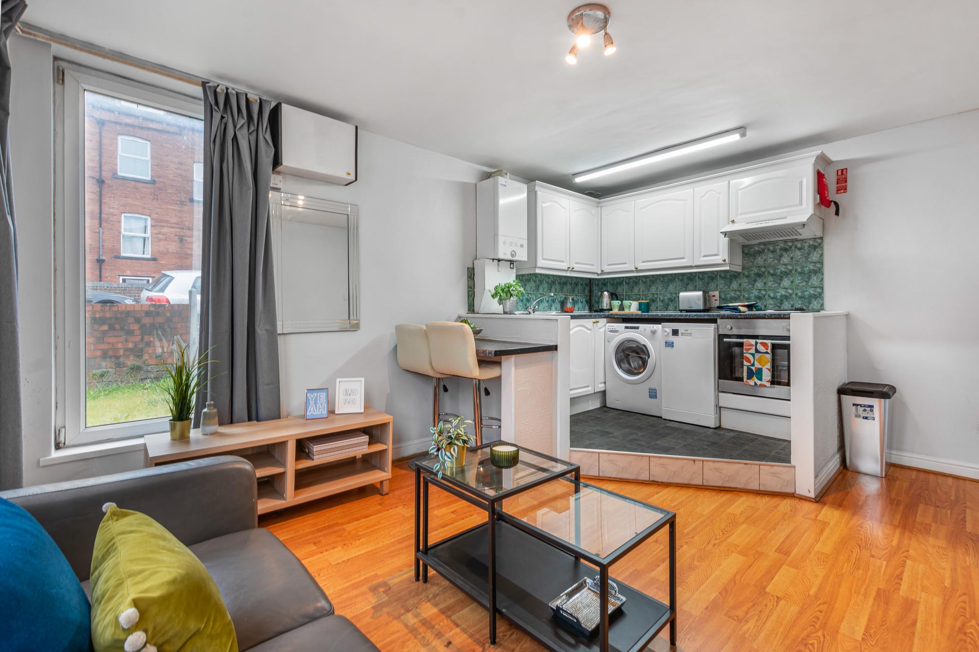 Flat Brudenell Avenue in Leeds