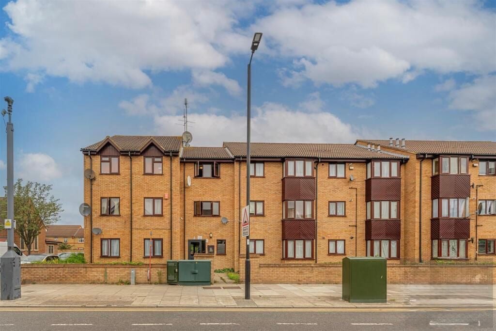 Flat Ordnance Road in Greater London