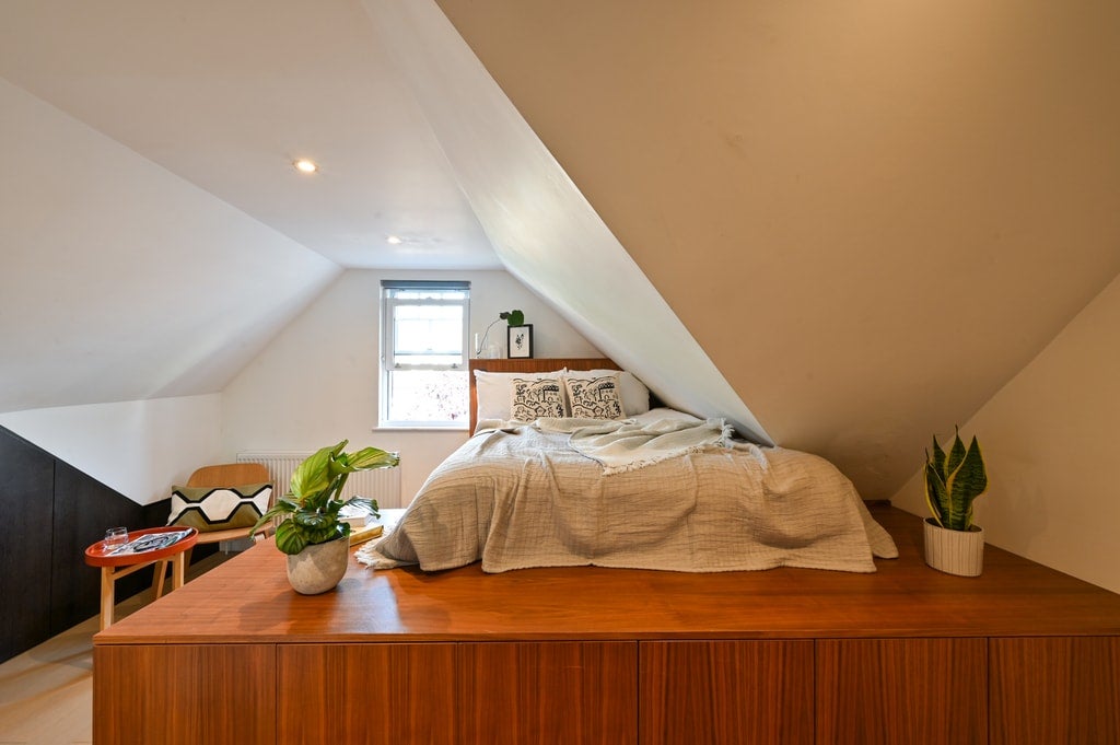 Room Dennington Park Road in Greater London
