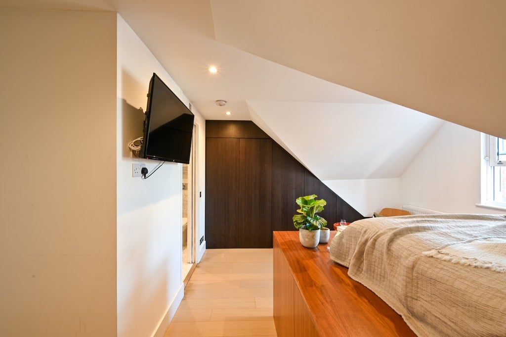 Room Dennington Park Road in Greater London