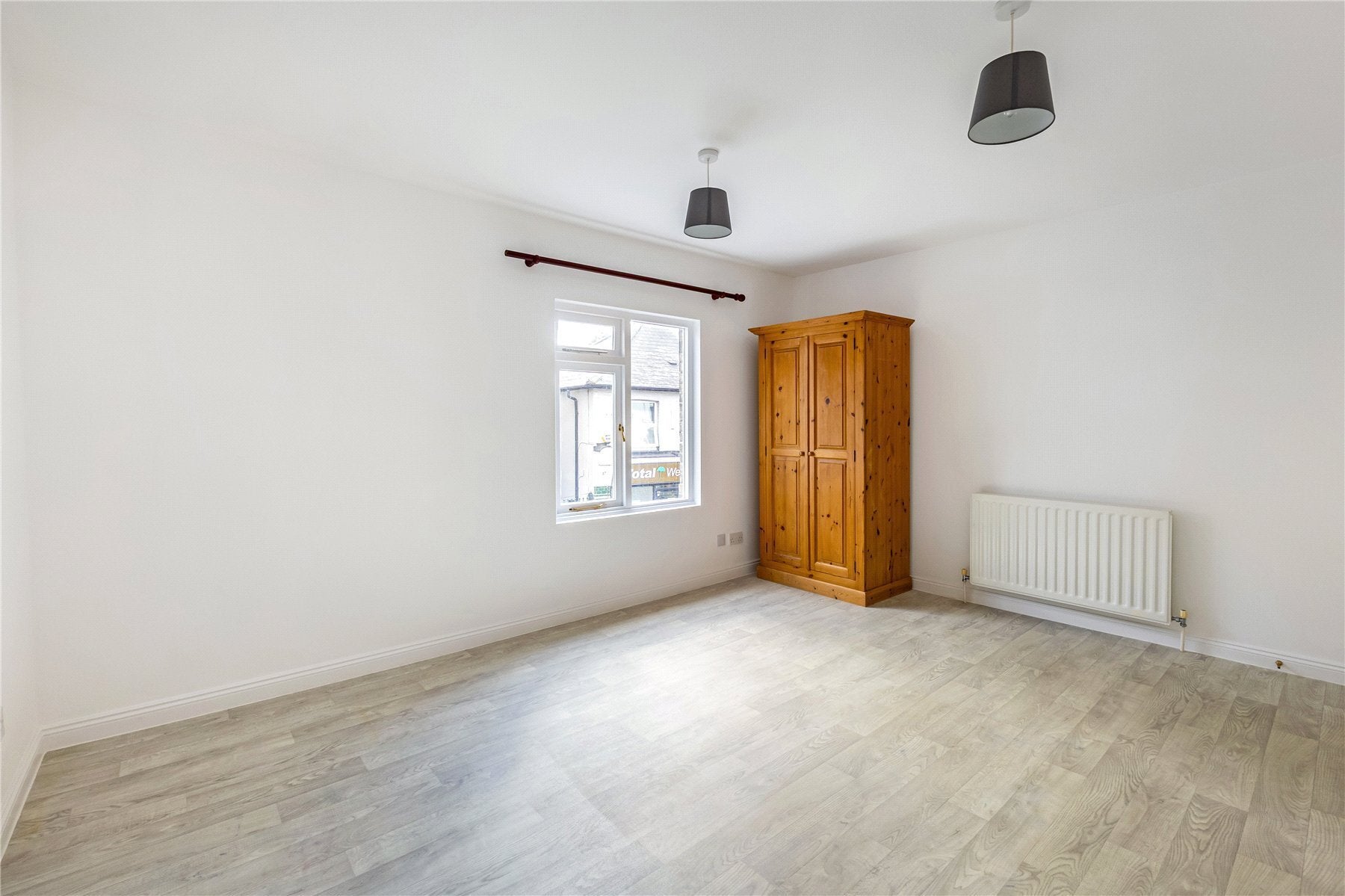 Flat Baker Street in Elmbridge