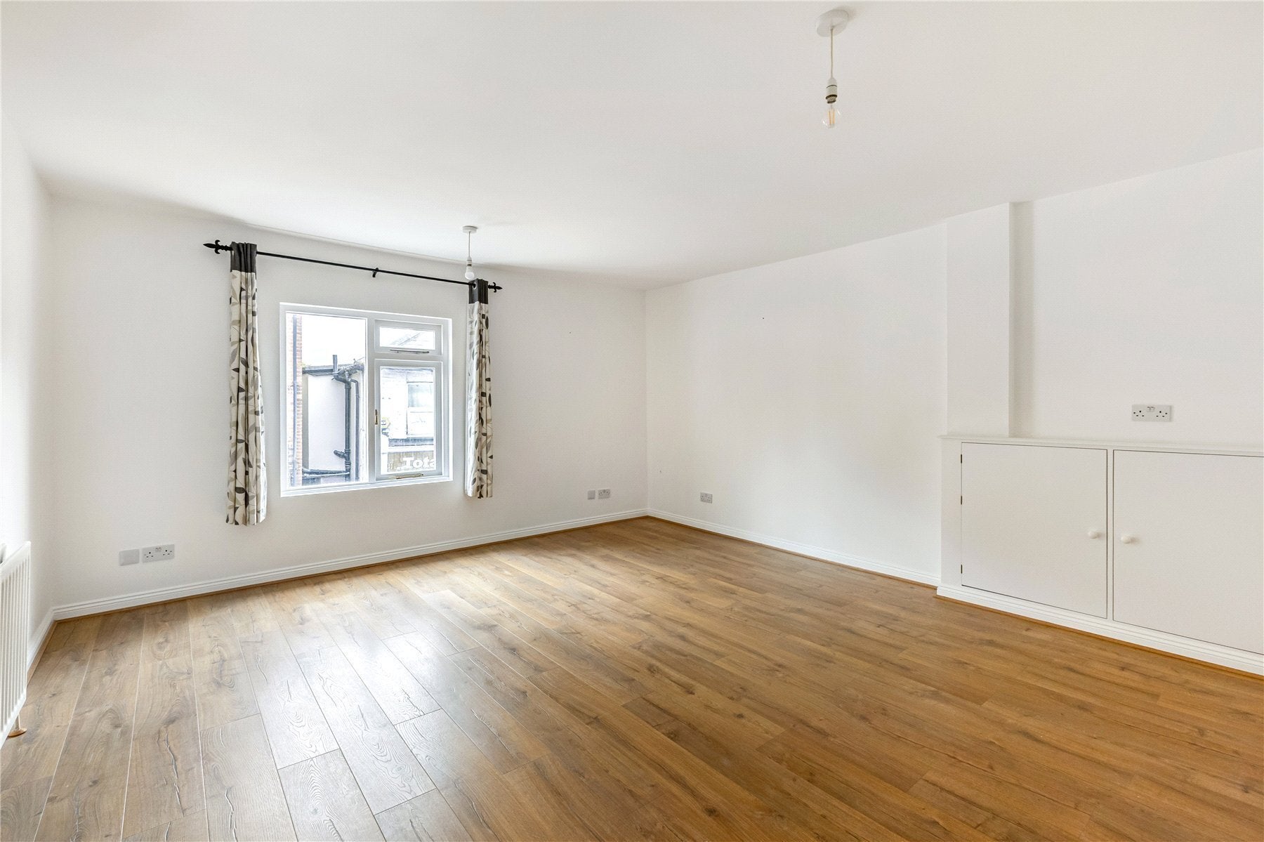 Flat Baker Street in Elmbridge
