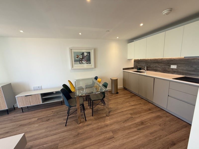Room Newnton Close in Greater London