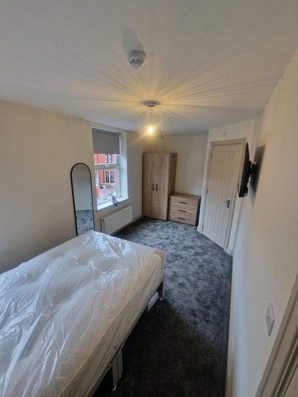 Room Cowley Hill Lane in St Helens