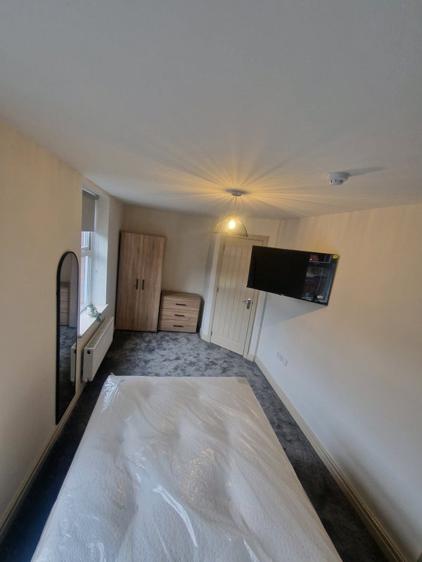 Room Cowley Hill Lane in St Helens