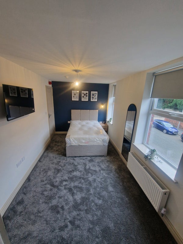 Room Cowley Hill Lane in St Helens