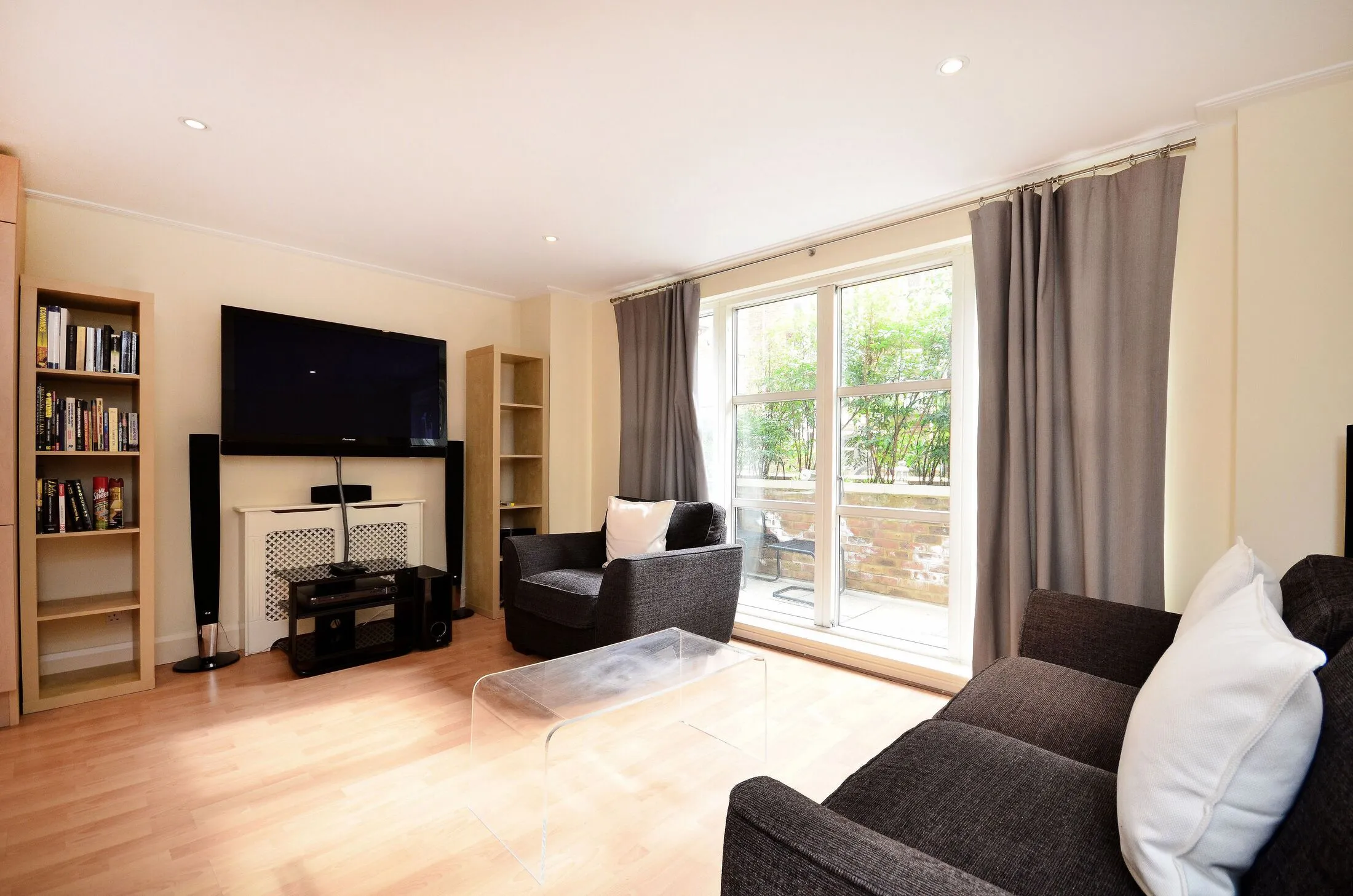 Flat Vauxhall Bridge Road in City of Westminster
