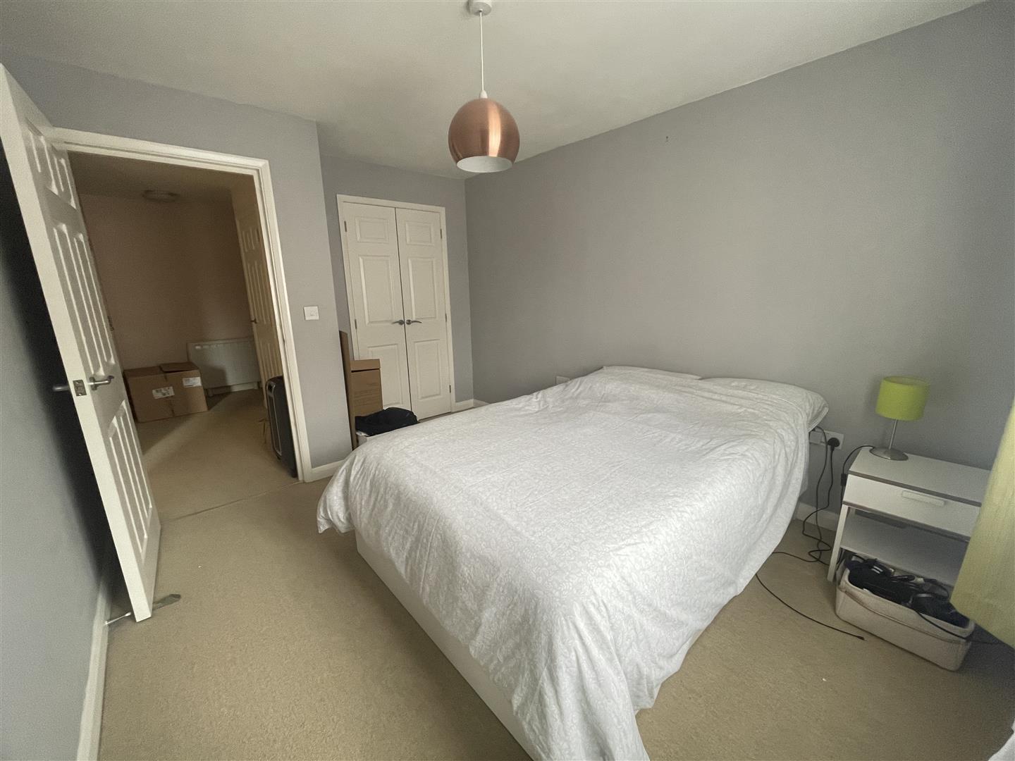Flat Farnborough Road in Rushmoor