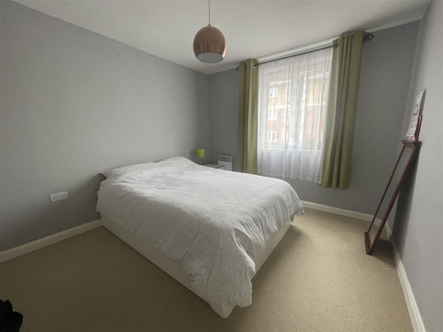 Flat Farnborough Road in Rushmoor