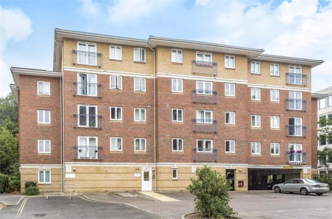 Flat Farnborough Road in Rushmoor
