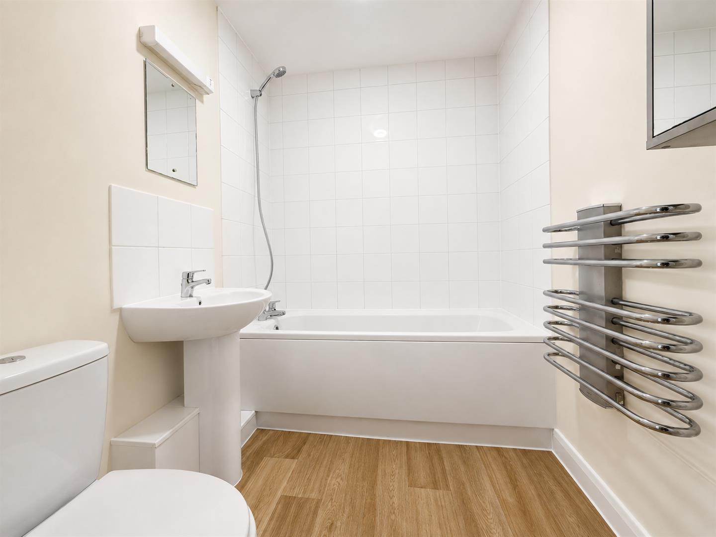 Flat Farnborough Road in Rushmoor