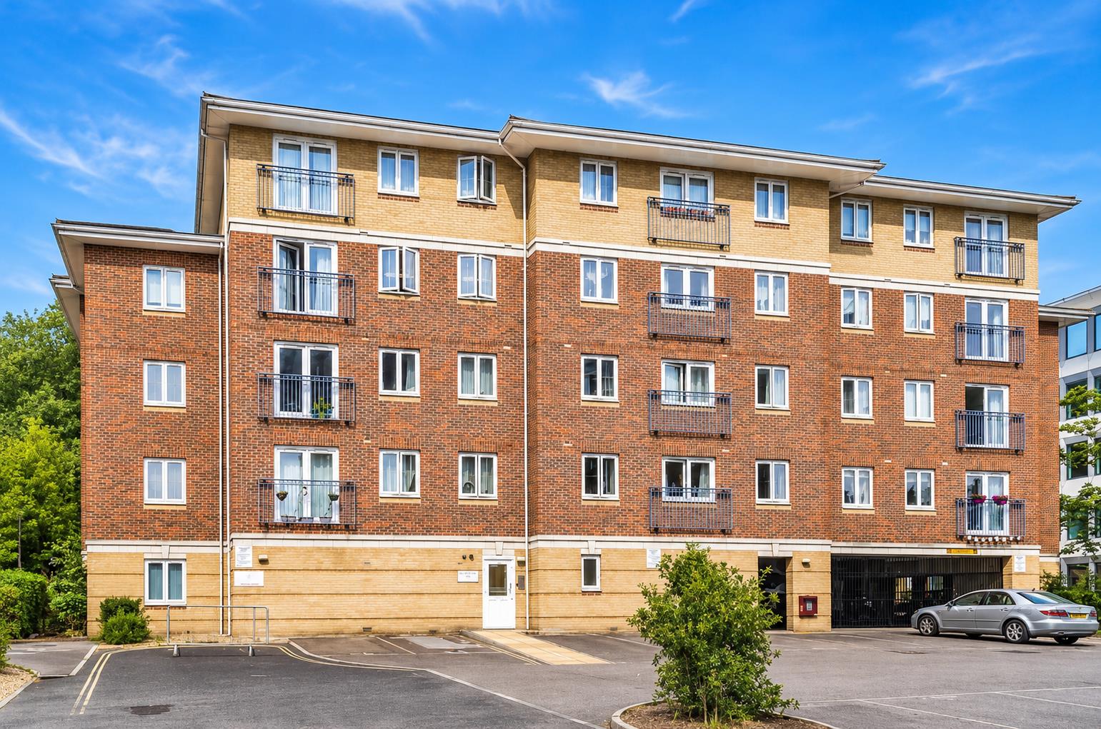 Flat Farnborough Road in Rushmoor