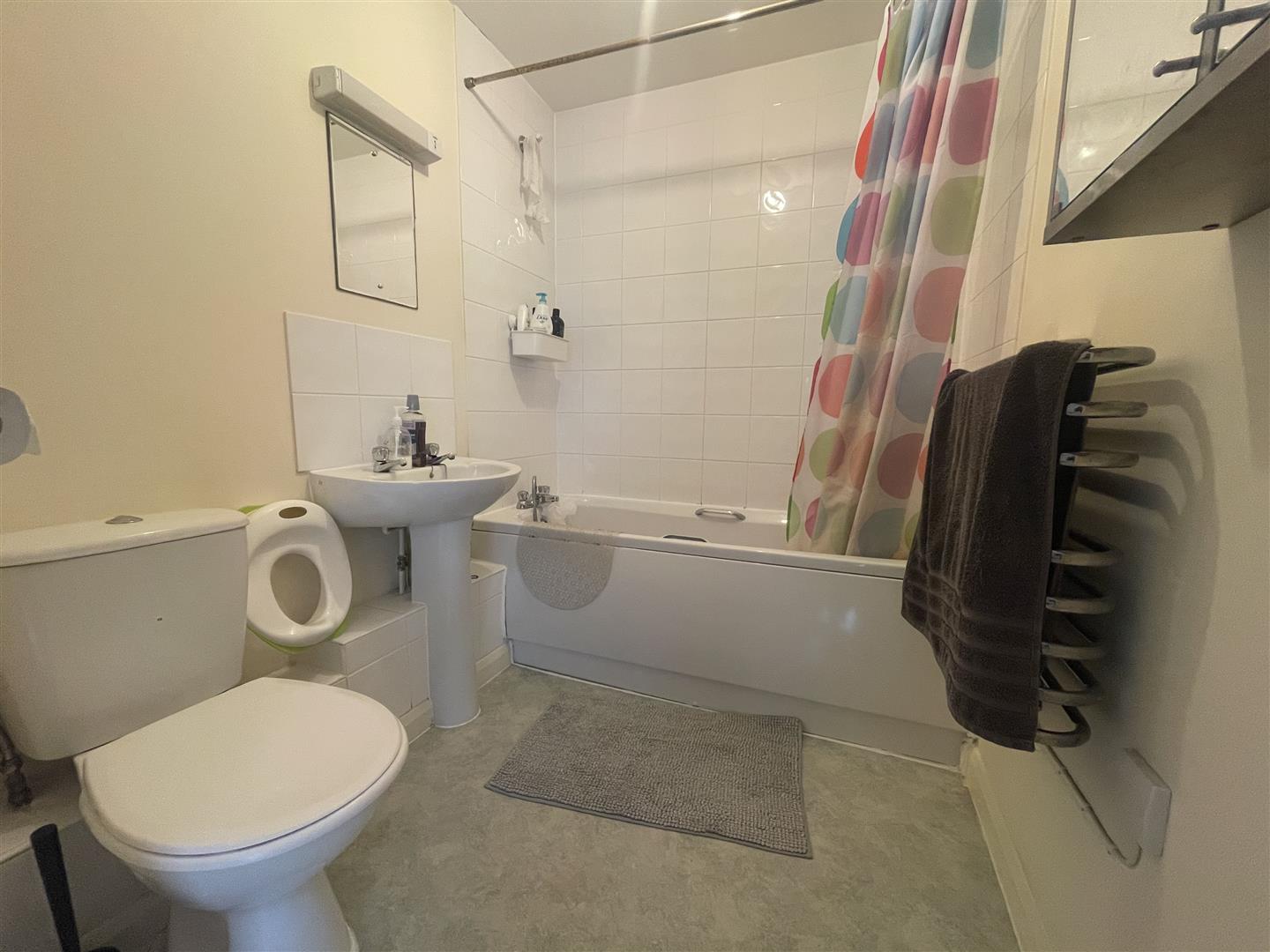 Flat Farnborough Road in Rushmoor