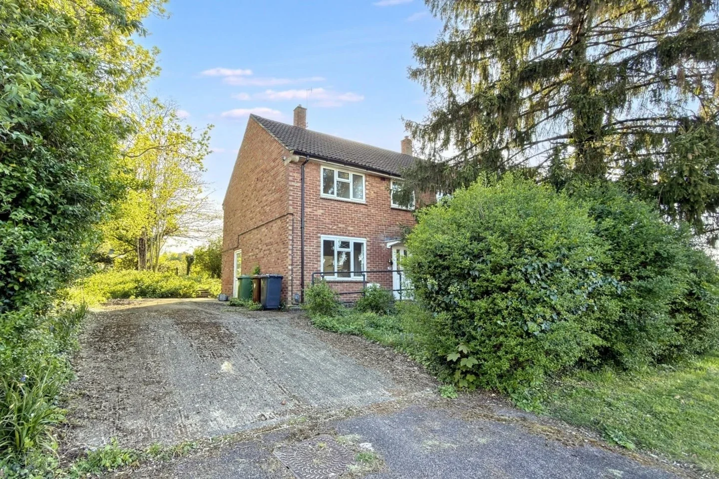 House Ashfield Avenue in Hertsmere