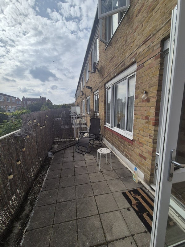 Room Lucey Way in Greater London
