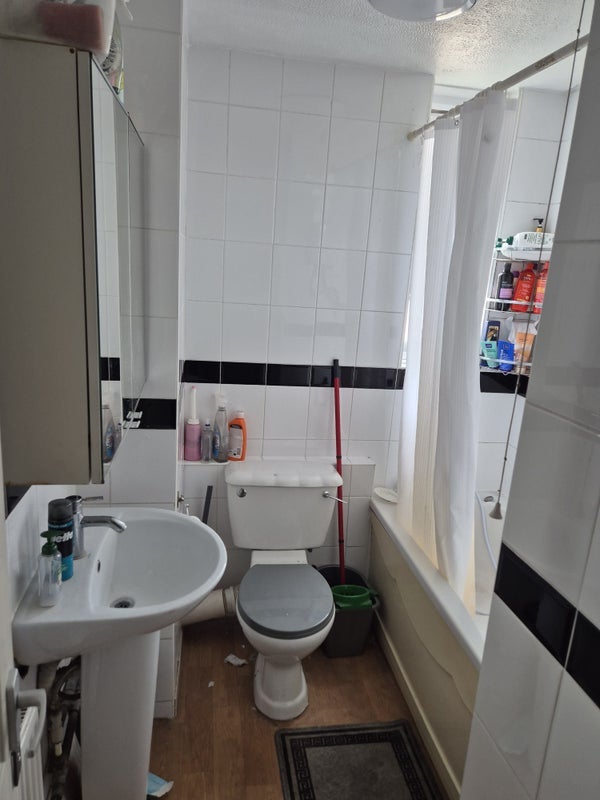 Room Lucey Way in Greater London