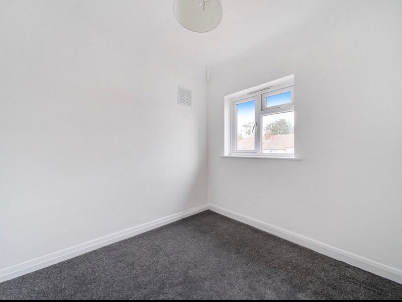 Room Holmcroft Way in Greater London