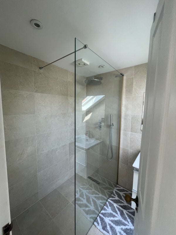 Room Larden Road in Greater London