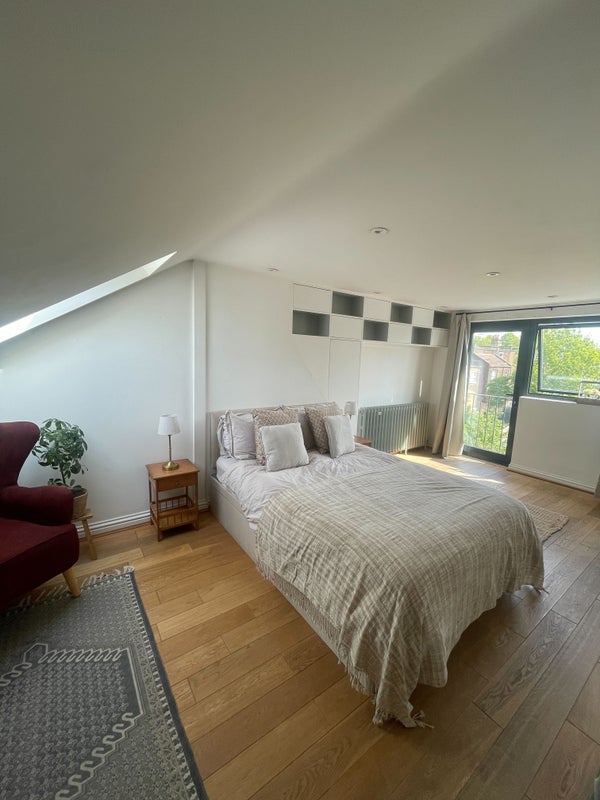 Room Larden Road in Greater London