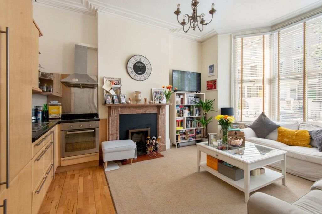 Flat Ainger Road in Greater London