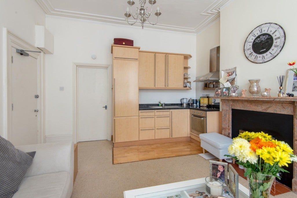 Flat Ainger Road in Greater London