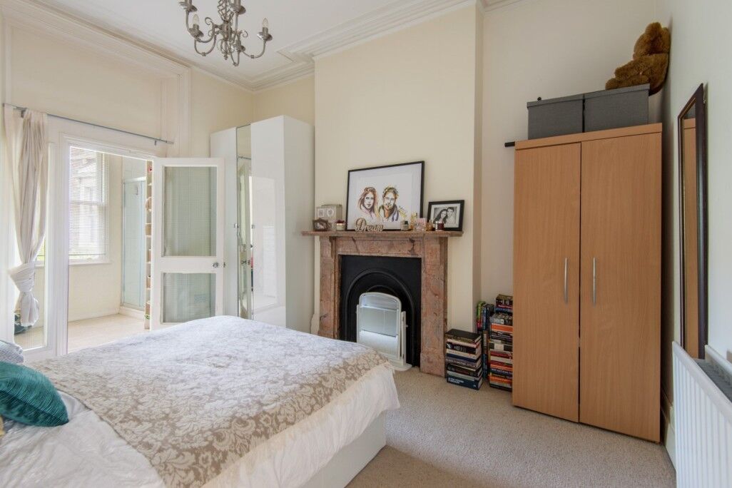 Flat Ainger Road in Greater London