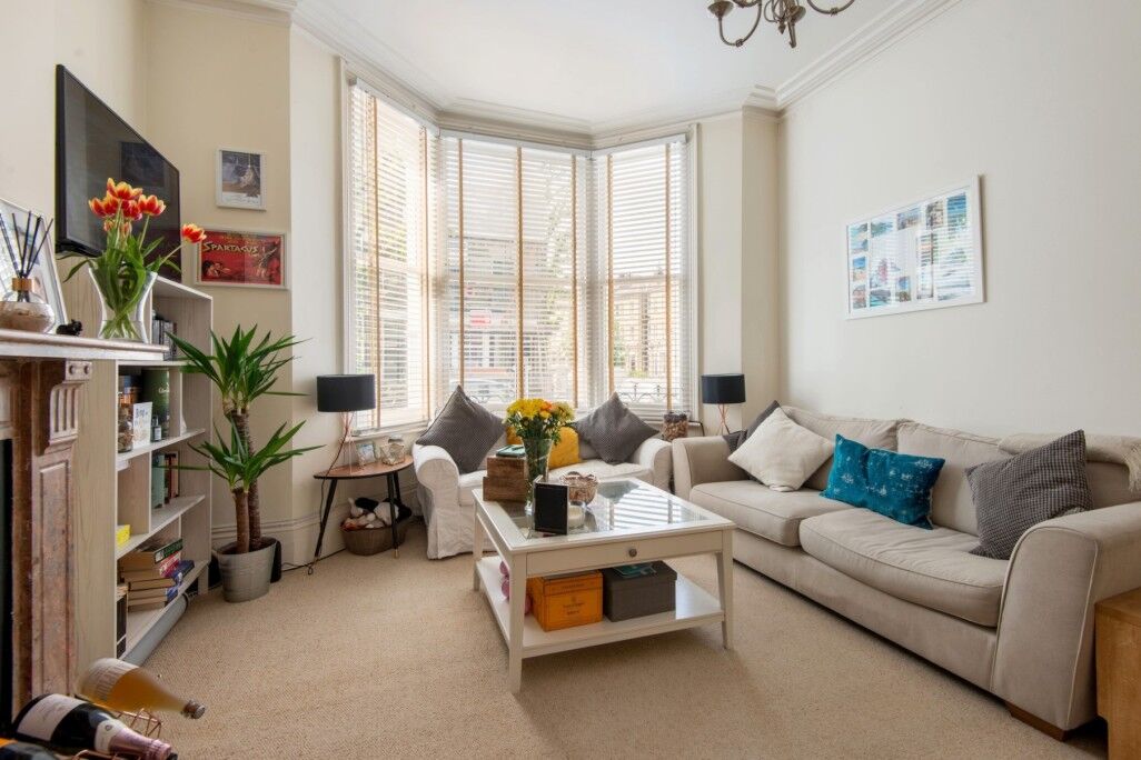 Flat Ainger Road in Greater London