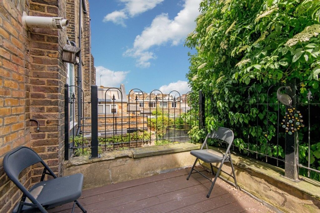 Flat Ainger Road in Greater London