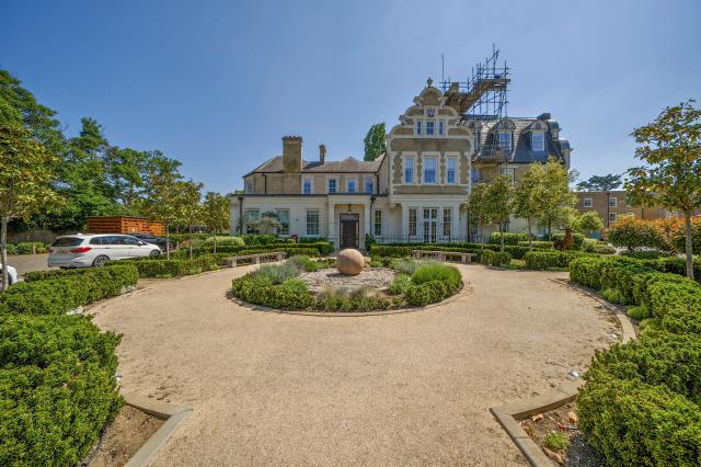 Flat Barrons Chase in Greater London