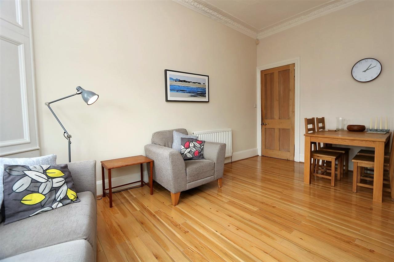 Flat Waverley Gardens in Glasgow