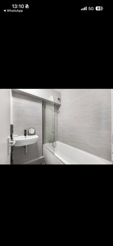Room Hampton Street in Greater London