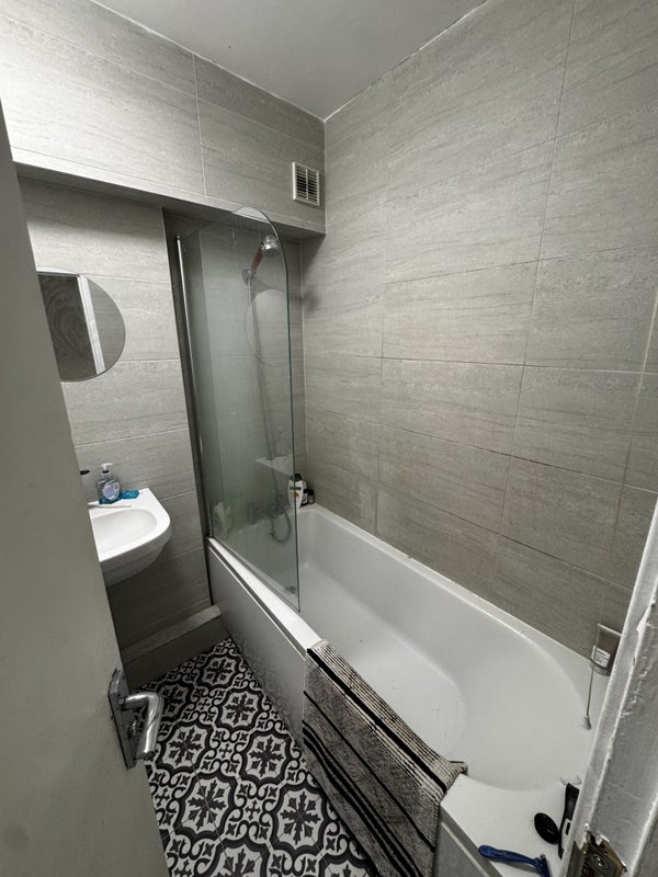 Room Hampton Street in Greater London