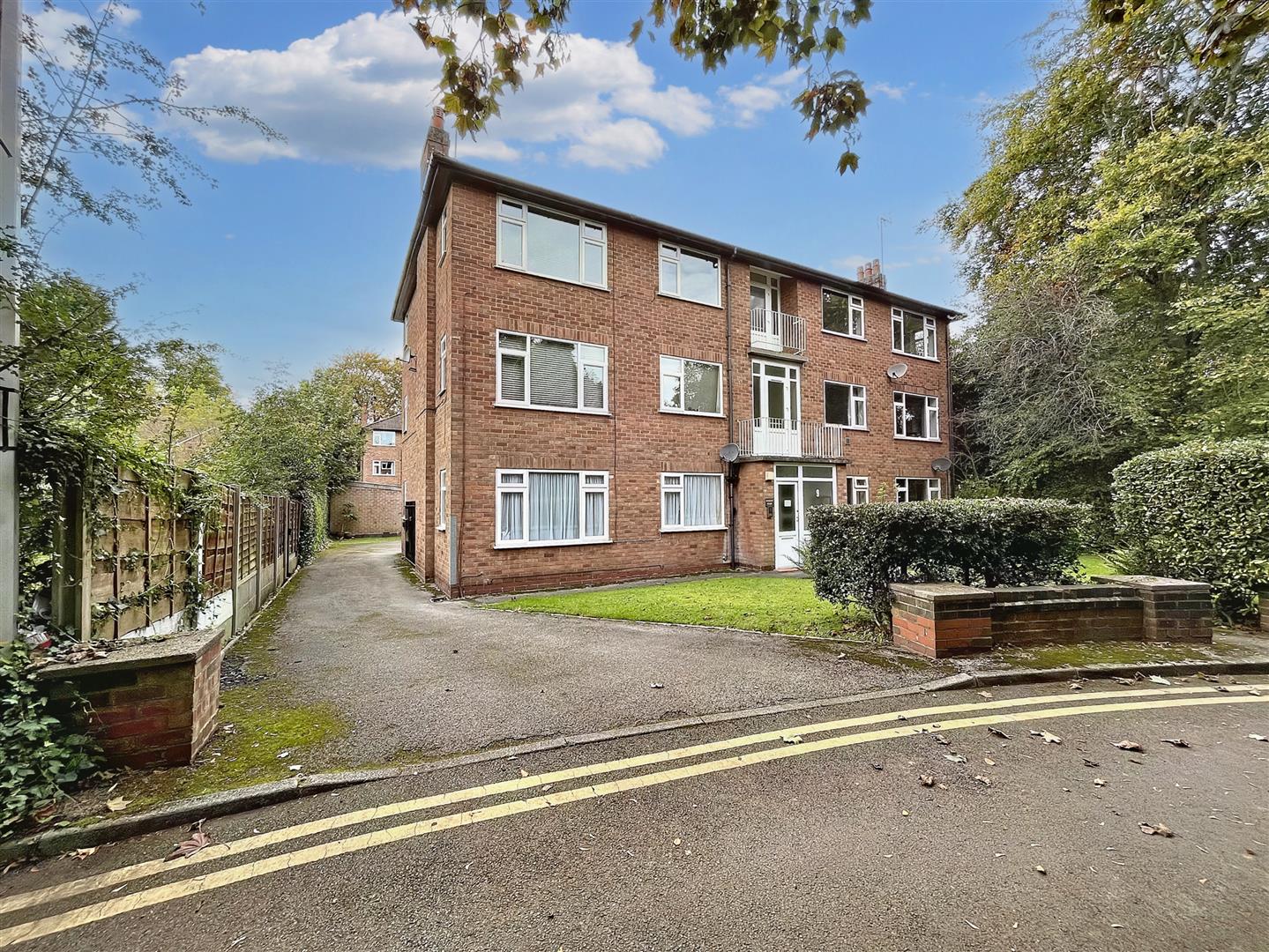 Flat Brooklands Crescent in Trafford