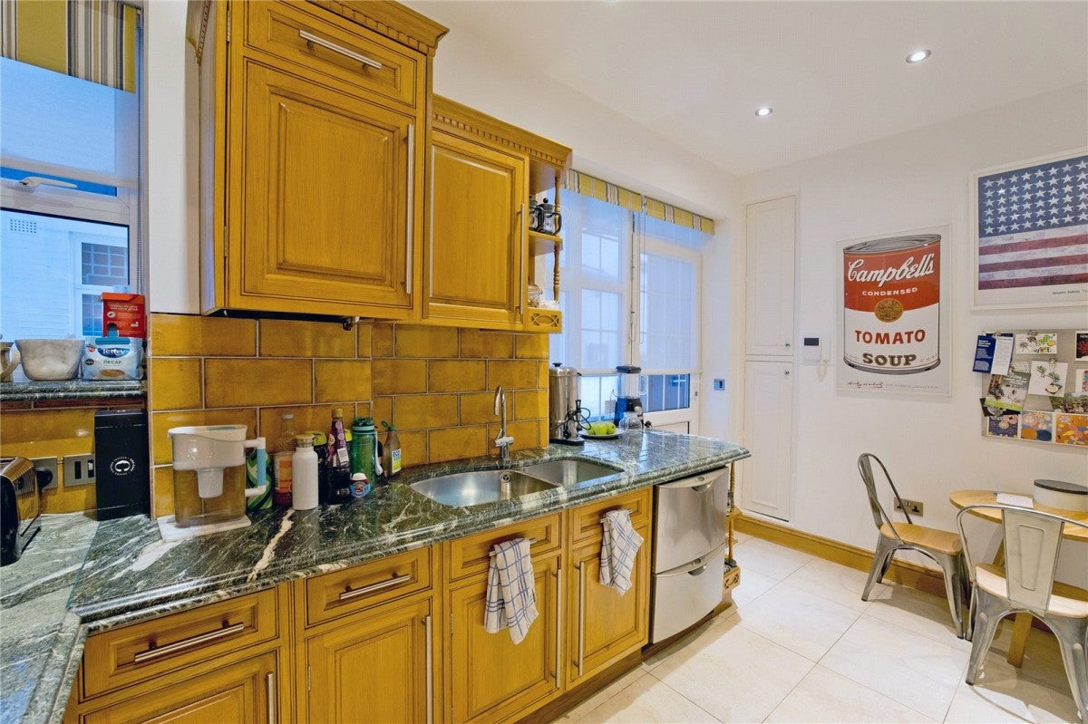 Flat Eton Avenue in Greater London