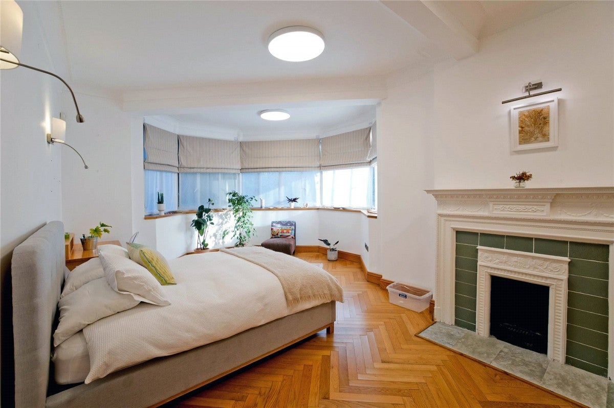 Flat Eton Avenue in Greater London