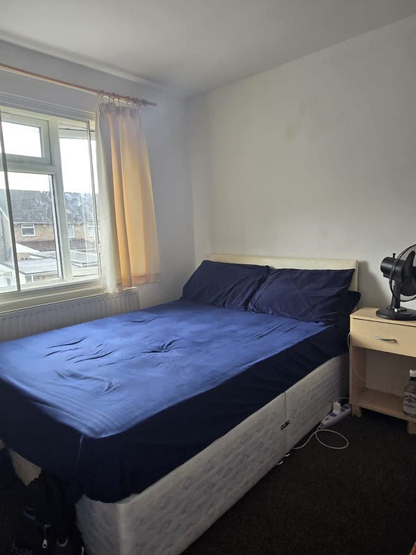 Room Fawsley Close in Slough