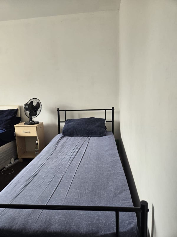 Room Fawsley Close in Slough