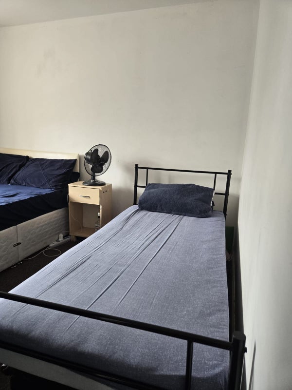 Room Fawsley Close in Slough