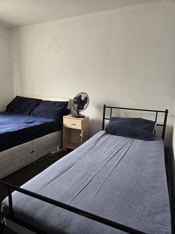 Room Fawsley Close in Slough