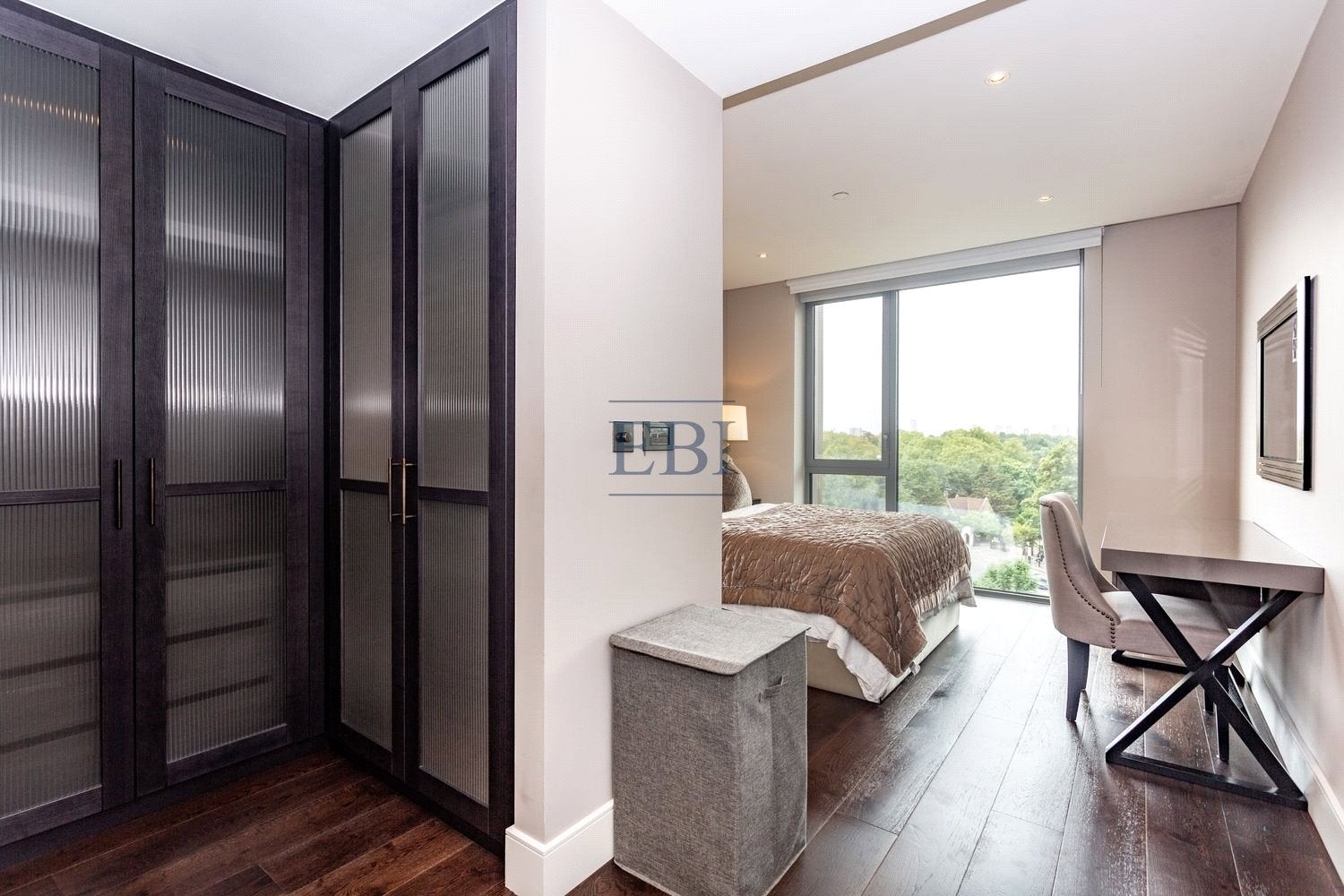 Flat Prince of Wales Drive in Greater London