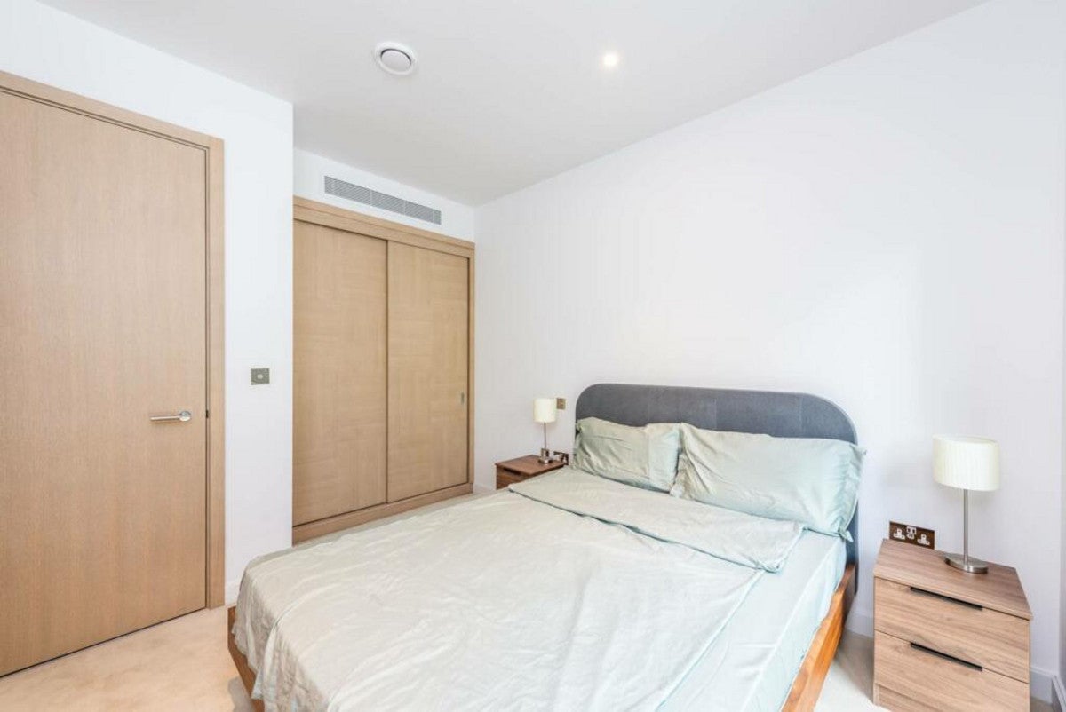 Flat Embassy Gardens in London
