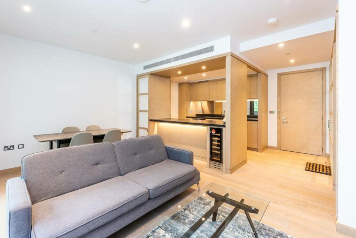 Flat Embassy Gardens in London