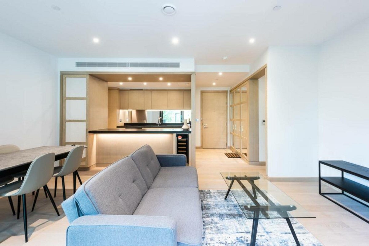 Flat Embassy Gardens in London