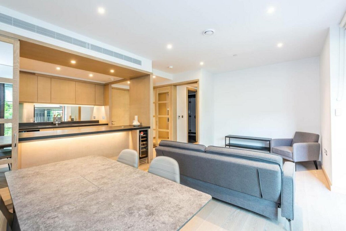 Flat Embassy Gardens in London