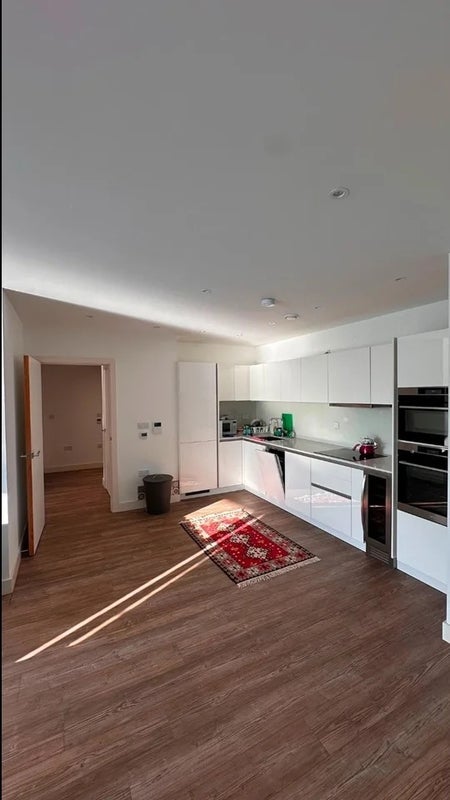 Room Telegraph Avenue in Greater London