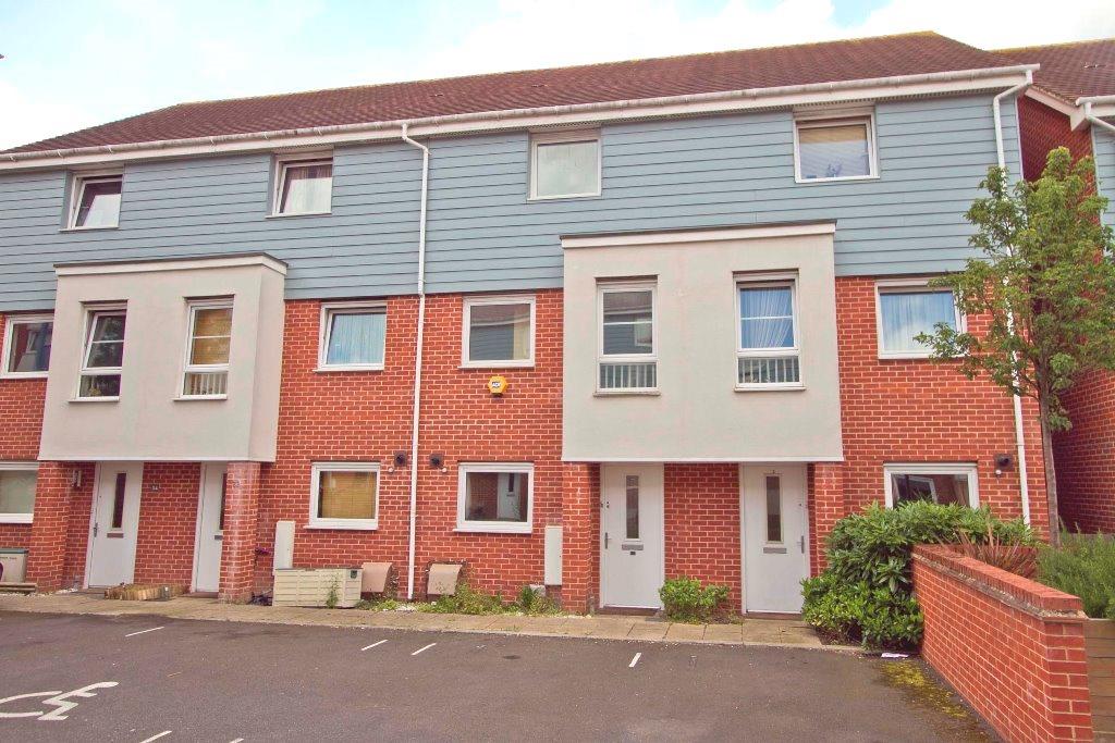 House Wraysbury Drive in Greater London