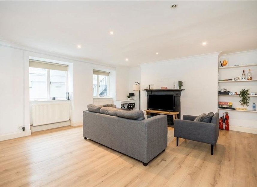Flat Warren Street in Greater London