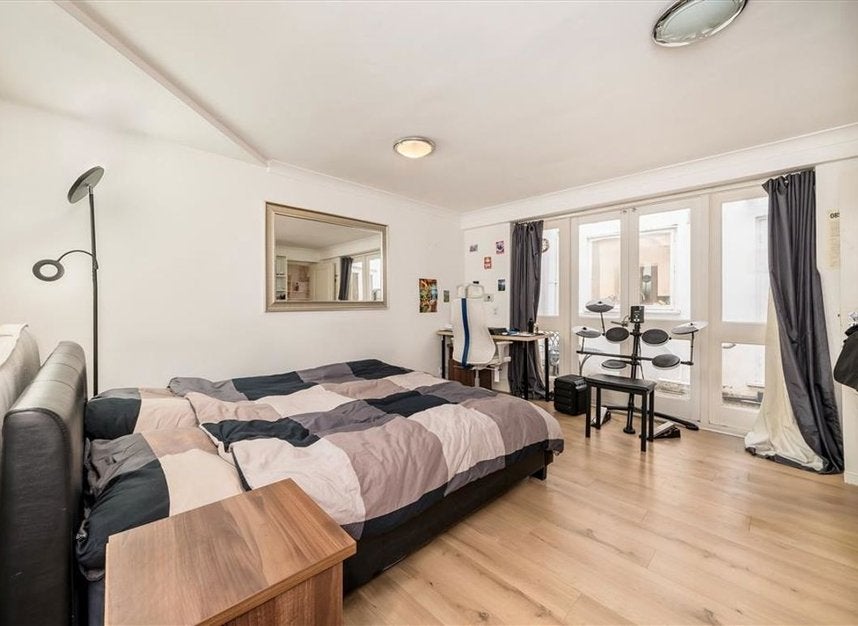 Flat Warren Street in Greater London