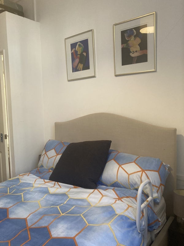 Room Mimosa Street in Greater London
