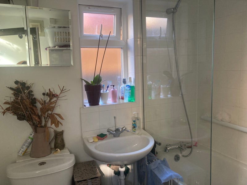 Room Mimosa Street in Greater London